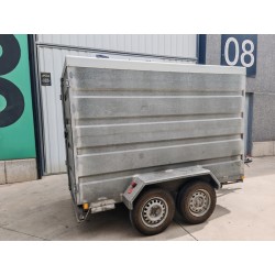 Remolque cerrado de dos ejes