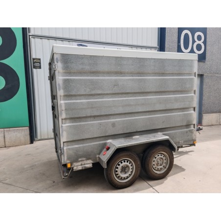 Remolque cerrado de dos ejes