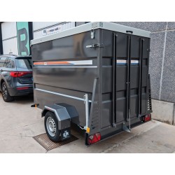 Remolque cerrado con freno